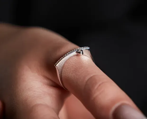 Подарунок для коханої срібна каблучка з вставкою Ангеліна