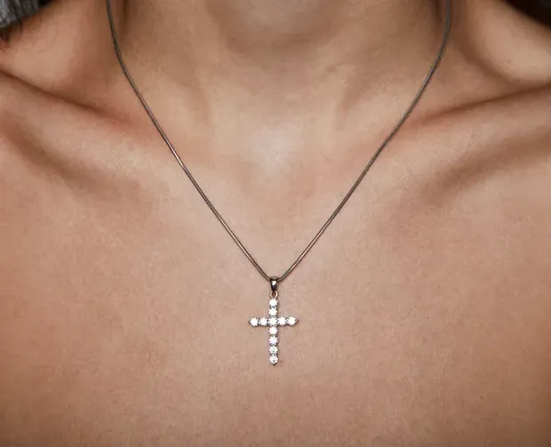 Срібний хрестик з фіанітами та подарункове пакування