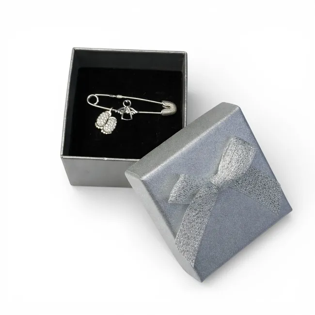 Срібна дитяча шпилька Оберіг та Подaрункове пакування з бантиком 