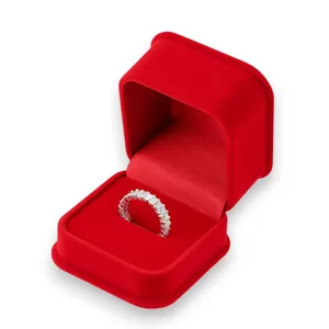 Каблучка з фіанітами та червоний футляр 