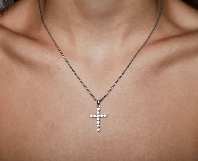 Срібний хрестик з фіанітами та подарункове пакування  зображення 3