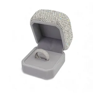 Срібна каблучка Кришталь та футляр Кришталь 