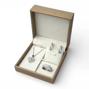 Срібний набір Крила з цирконієм та бежева коробка під набір 