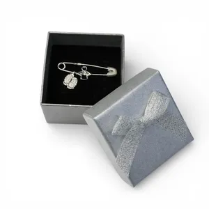 Срібна дитяча шпилька Оберіг та Подaрункове пакування з бантиком 