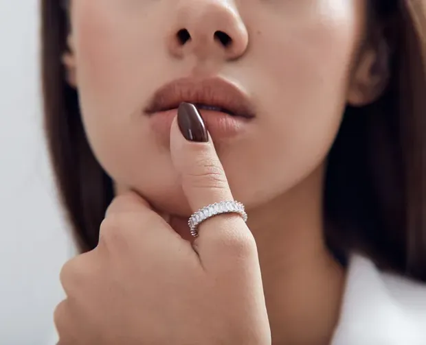 Срібна каблучка Пристрасть з прозорими фіанітами та Подaрункове пакування з бантиком